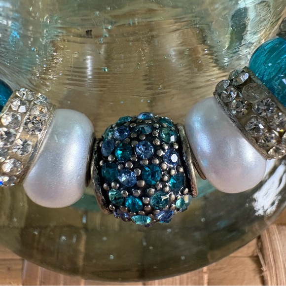 Elegant Silver and Blue Beaded Bracelet - Picture 4 of 8